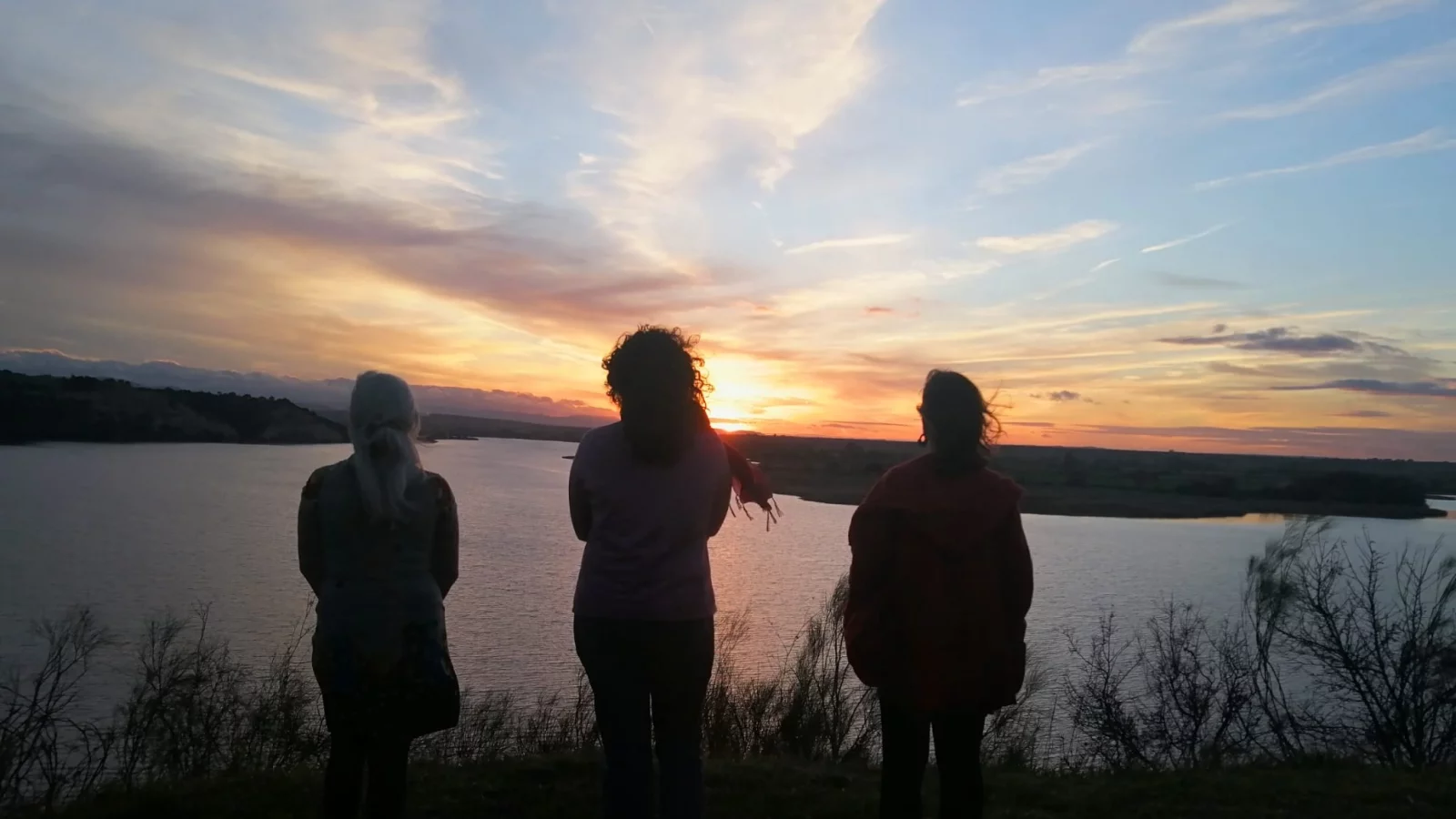 Madres mirando a la puesta de sol