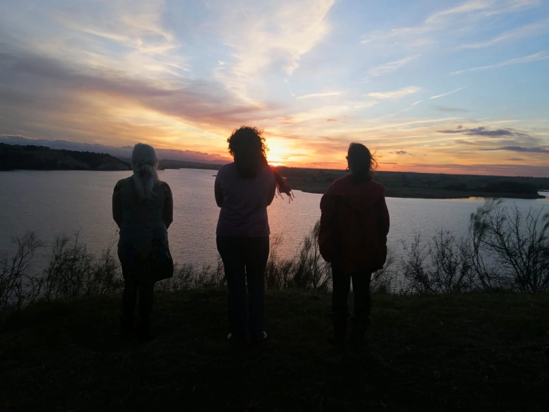 Madres mirando a la puesta de sol